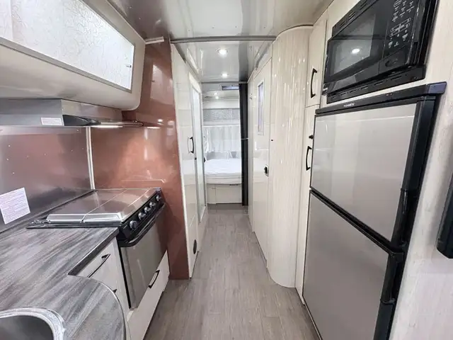 2019 Airstream 25RB in Travel Trailers & Campers in Penticton - Image 17