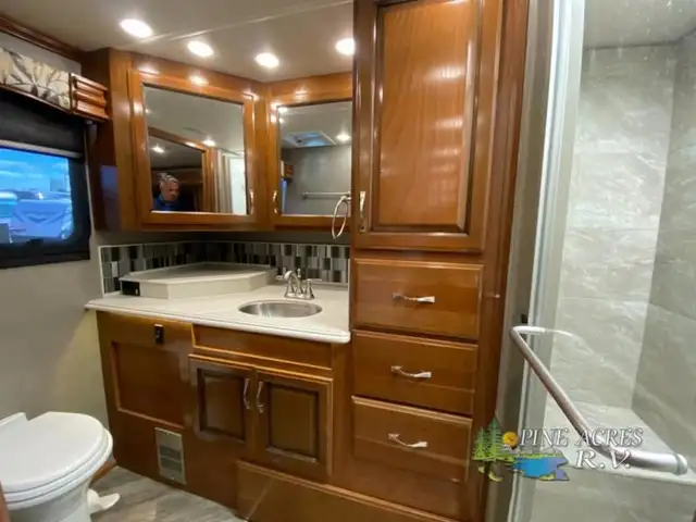 2018 Fleetwood RV Discovery 38K only 14,584 Miles in RVs & Motorhomes in Moncton - Image 40