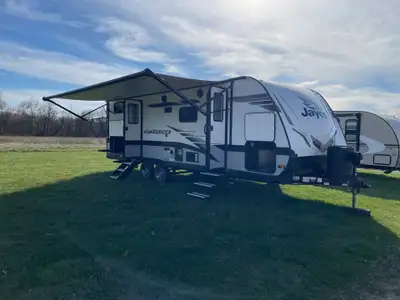 2022 Jayco Jay Feather 24BH Features; rear double bunks, outdoor kitchen, solar system, power awning...