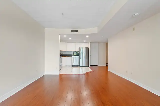 Calm Cambridge 3-bedroom condo in Centretown with parking and storage63373391671171123