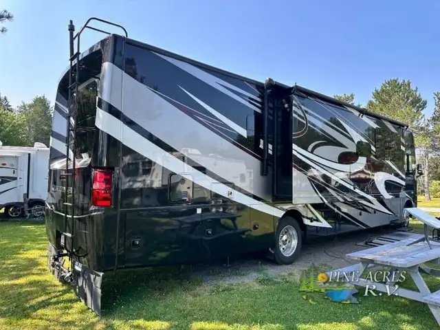 2020 Thor Motor Coach Challenger 37YT Washer & Dryer 12 k Miles in RVs & Motorhomes in Moncton - Image 63