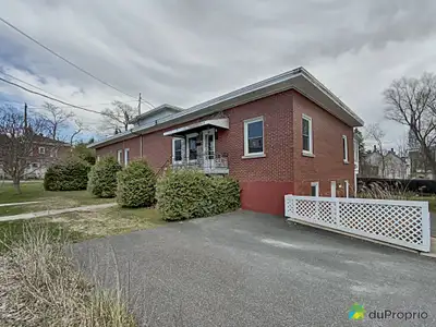 Cet immeuble est idéal pour un ou des propriétaires occupants qui désirent des très grands logements...