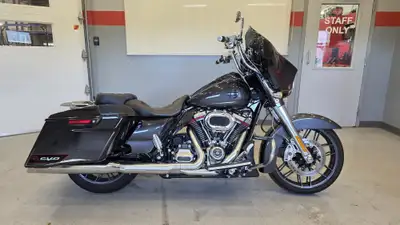 This CVO is the pinnacle of the custom touring taken to the edge and loaded with power. Milwaukee-Ei...