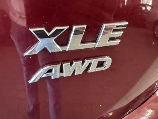 2018 Toyota RAV4 AWD XLE in Cars & Trucks in Longueuil / South Shore - Image 14