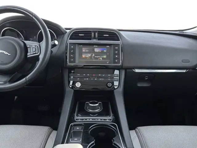 2017 Jaguar F-PACE 35t Prestige / AWD in Cars & Trucks in Calgary - Image 16