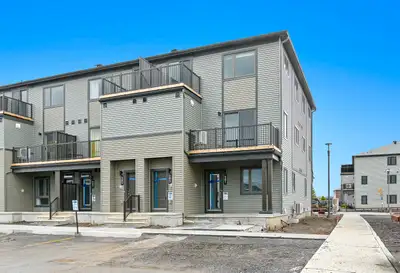 Elegant Entourage3 bed / 1.5 bath townhome for rent in Orleans!! Make yourself at home with this nev...
