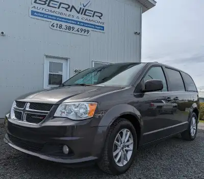 Superbe grand caravan SXT PREMIUM 2020. Seulement 88968 km. Stow&Go. Elle est prête à pendre la rout...