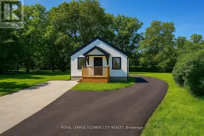 Charming Country-Style 3-Bedroom Home on a Large Corner Lot Prime Southwest London Location!Enjoy th...