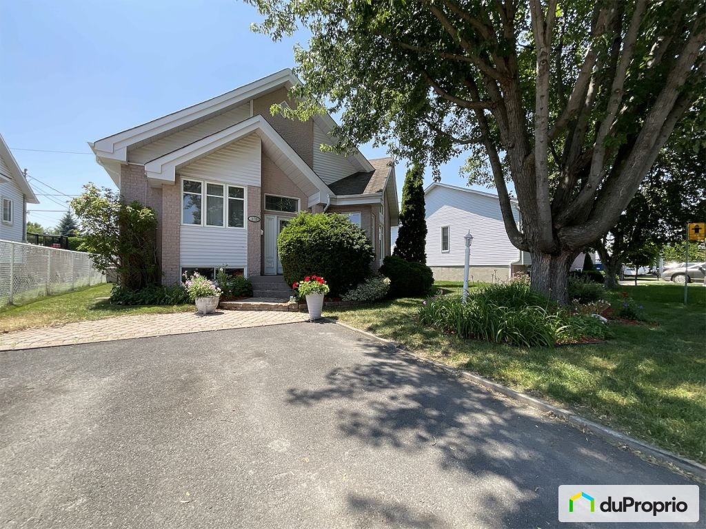 $735,000 - Bungalow for sale in Ste-Julie — photo 1