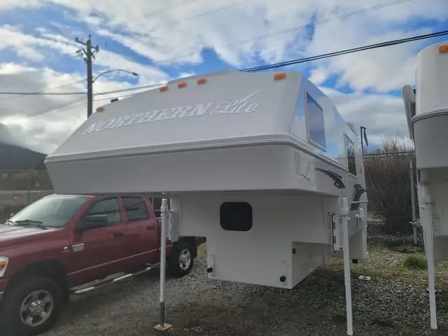 2025 Northern Lite Limited Edition 10-2EXLEDB Face-to-Face Dinet in Travel Trailers & Campers in Penticton - Image 4