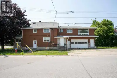 2 Bedroom Upper-Level Unit – Parking & In-Unit Laundry – $1,549/month + Utilities Available now in S...