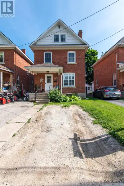 Welcome to this warm and inviting family home on Owen Sound's sought-after west side. Offering 3 gen...