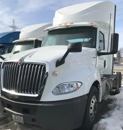 Stock #: V404050 Tandem Axle Day Cab Tractor, Cummins X15 engine (450/450) HP, Eaton Endurant transm...