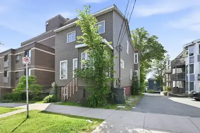 ARI Properties is proud to present this renovated 4 bedroom apartment located on Green Street in Hal...