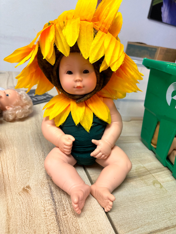 15" Anne Geddes Sunflower Baby Doll in Arts & Collectibles in Thunder Bay - Image 3