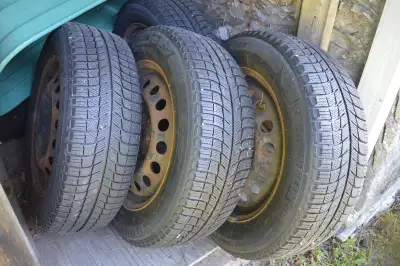 En argent comptant, je ne peux pas les virements 4 pneus d'hiver Michelin 225/60/17, X-Ice et Snow s...