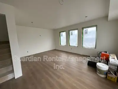 Beautiful 3-Bed 2 Bath Rental Apt on Frederica St W.