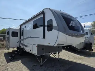 Highland Ridge Roamer fifth wheel RF264RLS highlights: Master Suite Outdoor Kitchen Fireplace Kitche...
