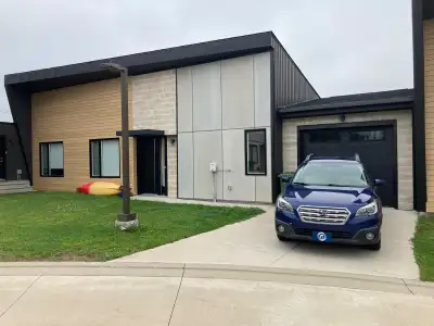 DOG FRIENDLY 2 bedrooms, 2 bathrooms plus den/dining space SHIRAZ GARDENS 50 PLUS Community This sin...