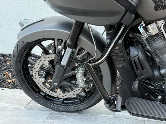 2023 INDIAN MOTORCYCLE CHALLENGER TITANIUM SMOKE 1800CC-BLACK! in Street, Cruisers & Choppers in Edmonton - Image 5