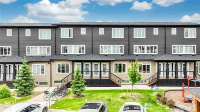 1R//Winnipeg/Offers as received. Welcome to this beautifully maintained 2-bedroom condo in Bridgewat...