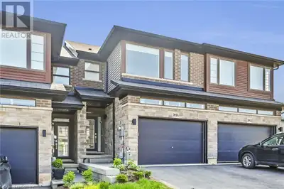 Gorgeous two storey freehold Losani built townhouse in the heart of wine country with exquisite mode...
