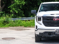 Powerful Gas V8 5.3L engine - 4x4 drive for all-weather capability - Wi-Fi hotspot for on-the-go con... (image 4)