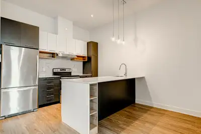 Spacious renovated 2 bedroom penthouse unit - ID 3943