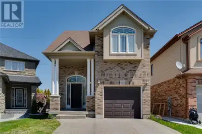 Well maintained, 3 +1 bdrm & 3.5 bath detached house on a quiet family-friendly court. Very function...