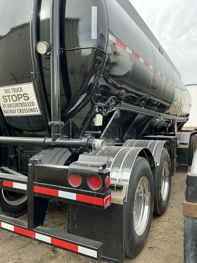 2012 ADVANCE 32000L Quad/A Pup Tank Trailer in Heavy Equipment in St. Albert - Image 5