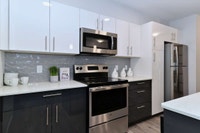 Enjoy the very best of condo living with a full suite of building amenities including fitness centre... (image 3)