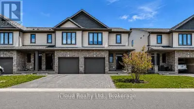 End unit condo tonwhouse 3+1 bedrooms. very well maintained only one person lived in since received...