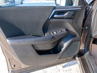 CLEAN CARFAX, 7 PASSENGER LUXURY AWD SUV Experience versatility, confidence, and modern design in th... (image 9)