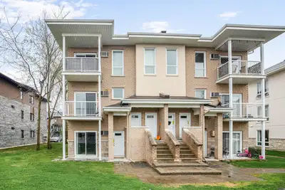 Situé dans un secteur paisible dAylmer, ce magnifique condo se trouve dans un petit immeuble bien en...