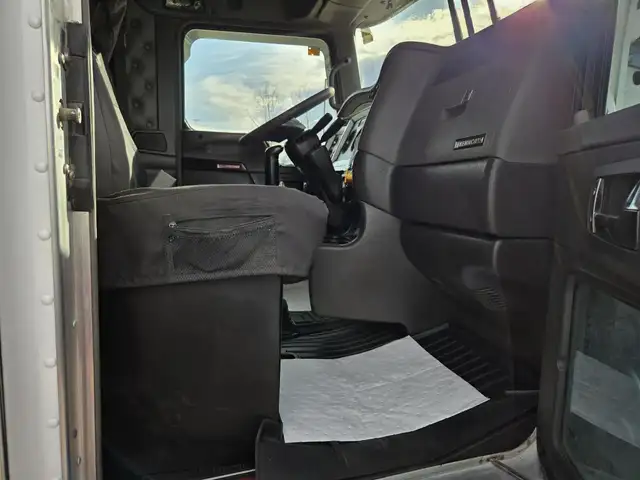 2014 KENWORTH T800 in Heavy Trucks in Saskatoon - Image 61