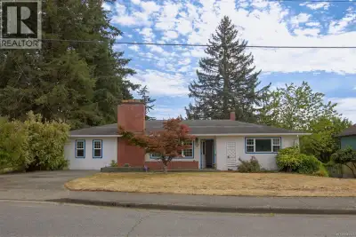 Perfectly blending privacy, comfort, and an unbeatable location, this beautifully maintained single-...