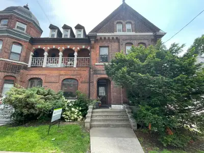 Fully renovated 2 bed apartment- 1-197 King St E