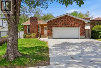 Located on a quiet bay in the family-friendly neighbourhood of Walsh Acres, this spacious home offer...