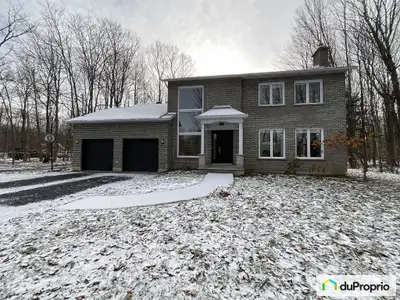 Découvrez cette magnifique résidence de 1 650 pi2 nichée sur un vaste terrain boisé de 56 214 pi2, o...