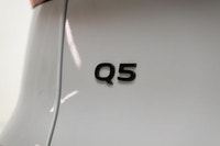 This Audi Q5 boasts a Intercooled Turbo Gas/Electric I-4 2.0 L/121 engine powering this Automatic tr... (image 7)