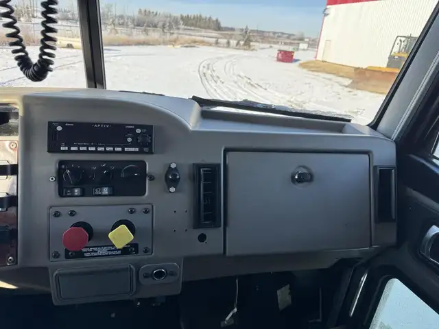 2005 PETERBILT 335 in Heavy Trucks in Saskatoon - Image 20