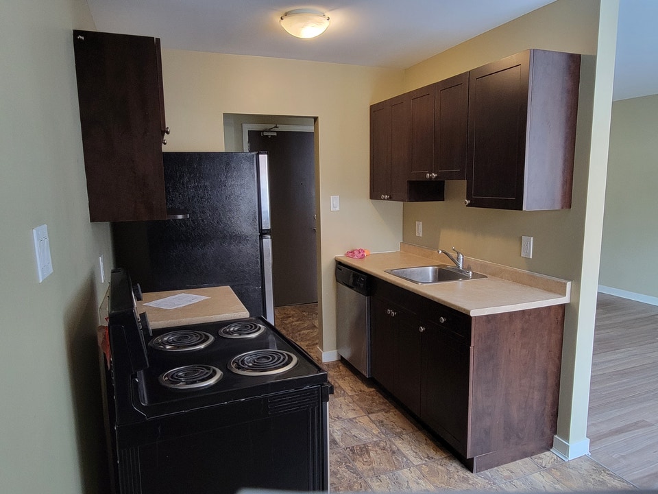 MONTEGO MANOR 383 GERTRUDE AVE LG 1BR AVAILABLE 2