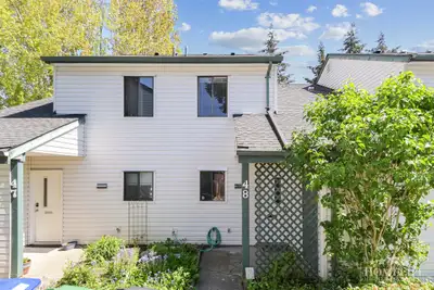 Spacious 2 Bedroom Townhouse with Private Fenced Deck at Hyland Creek Estates Welcome to Hyland Cree...