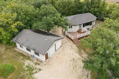 R12//Stonewall/Showings start now, offers considered Sept 2/26 after 5 PM. Privacy and serenity awai...