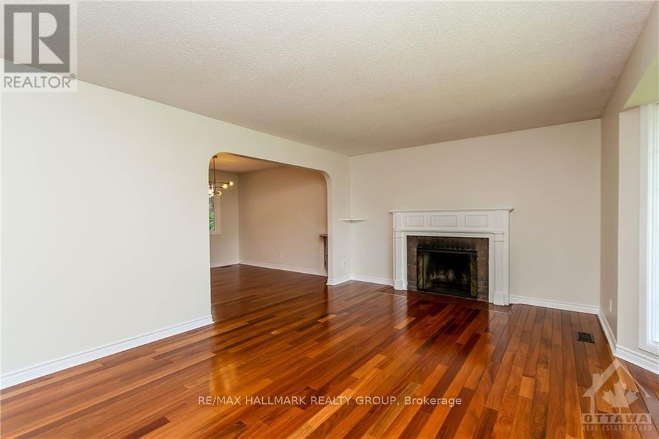 570 DUFF CRESCENT Ottawa, Ontario 4