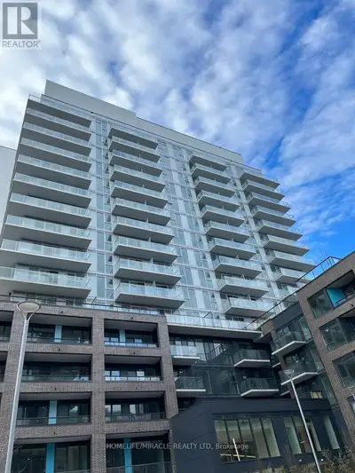 Welcome To The Davis Condos in Newmarket. Unit Features 1+Den, 1 Bath, W/ Balcony. 91Ceilings. The O...