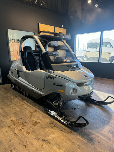 2004 Ski-Doo Elite 30 Year Edition with 296 miles. Unit is in mint condition, comes with OEM Rear St...