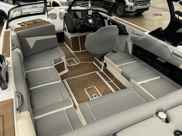 2025 Supreme S220 NOUVEAUTÉ 2025 in Powerboats & Motorboats in Laurentides - Image 3