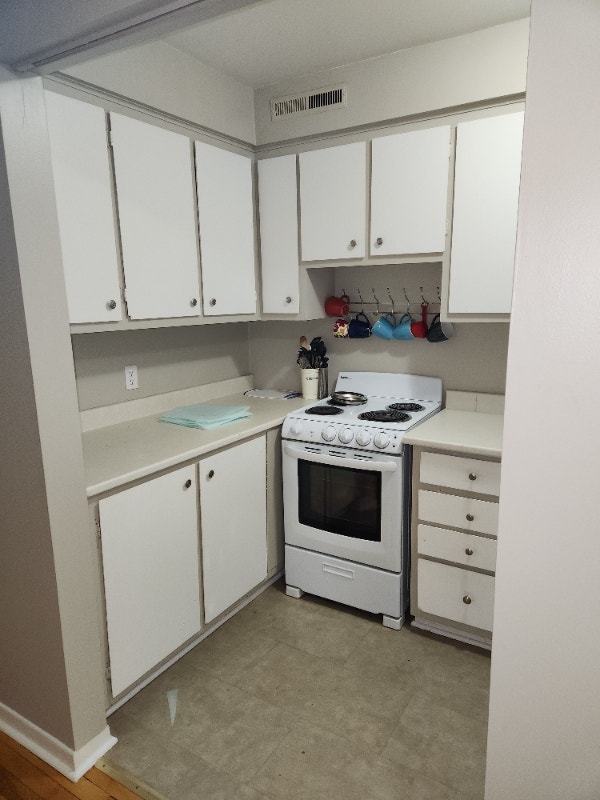 Bachelor Apartment available at 9 Lawrence St., Dartmouth Long Term