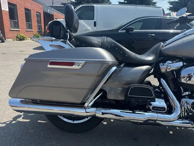 2017 Harley-Davidson Road King ~ VANCE & HINES ~ CANADIAN ~ 107C in Sport Touring in City of Toronto - Image 12